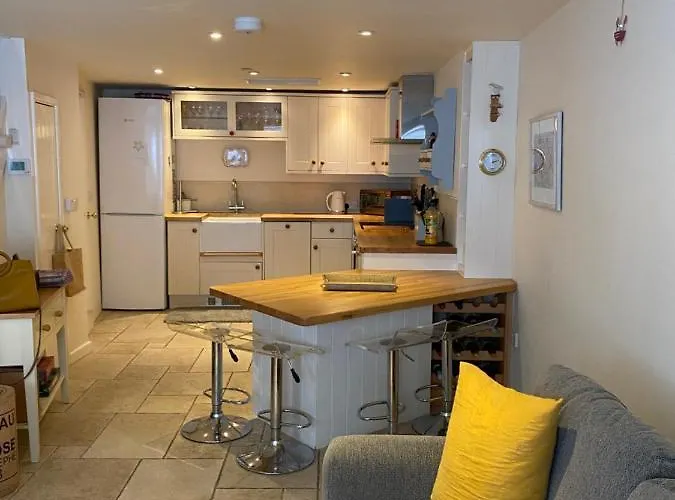 Reduced Rates For This Month! Beautiful Cottage, 3 Stories High With Upstairs Courtyard And Set In An Amazing Location! The Fantastic Newly Developed Town Mill With Restaurants And Craft Shops On Your Doorstep Also Only 2 Minutes To The Sea! , Sleeps