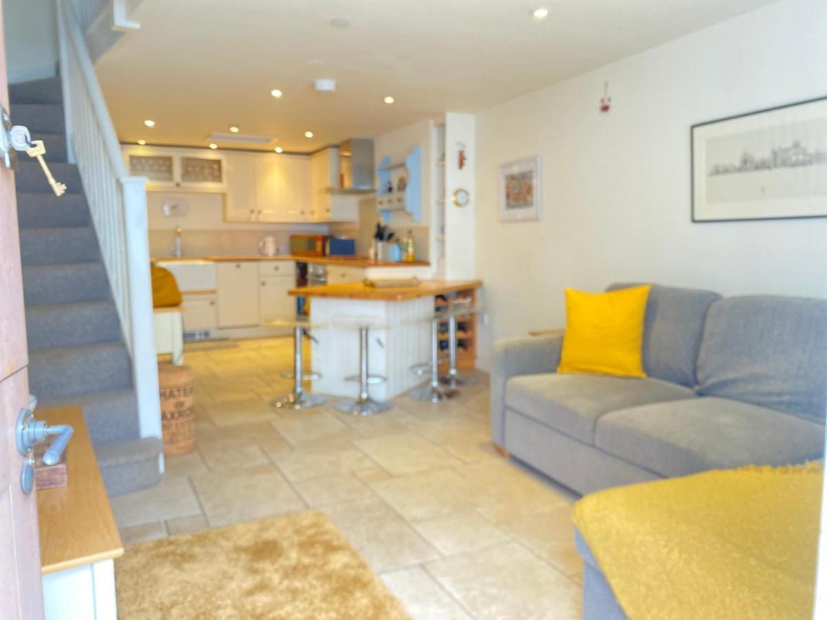 Reduced Rates For Month! Beautiful Cottage, 3 Stories High With Upstairs Courtyard And Set In An Amazing Location! The Fantastic Newly Developed Town Mill With Restaurants And Craft Shops On Your Doorstep Also Only 2 Minutes To The Sea! , Sleeps Сasa de vacaciones *
