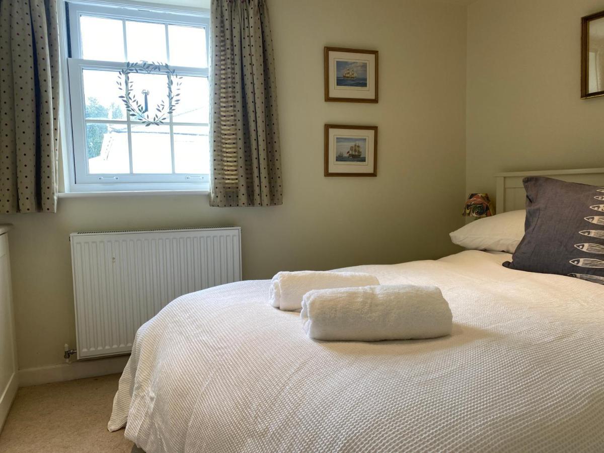 Сasa de vacaciones Reduced Rates For Month! Beautiful Cottage, 3 Stories High With Upstairs Courtyard And Set In An Amazing Location! The Fantastic Newly Developed Town Mill With Restaurants And Craft Shops On Your Doorstep Also Only 2 Minutes To The Sea! , Sleeps Lyme Regis