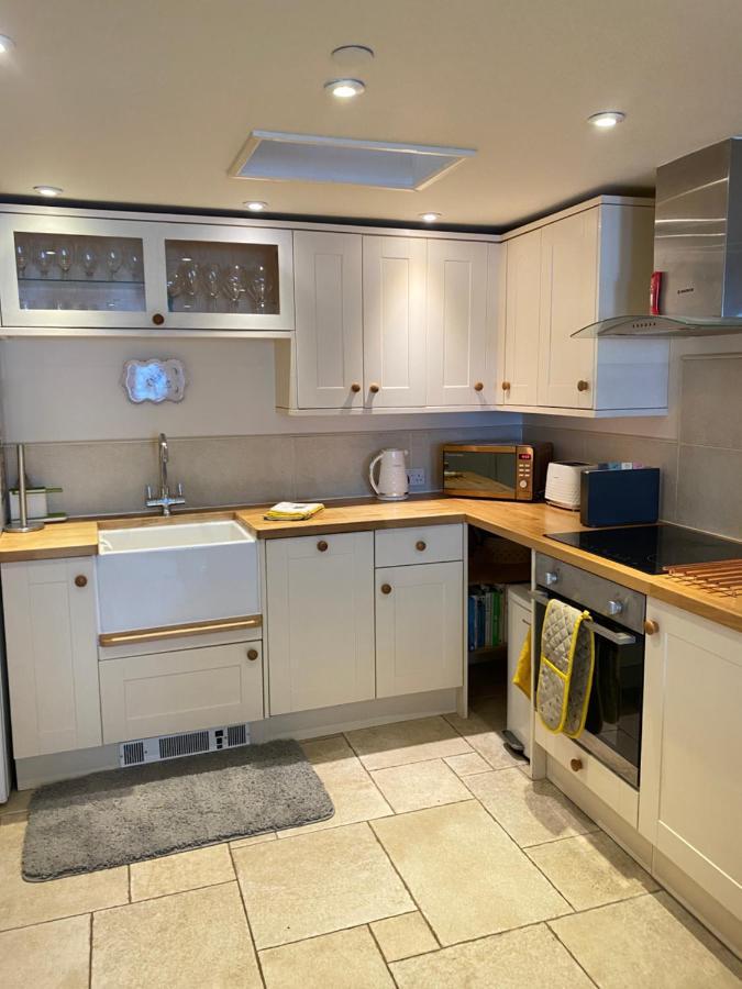 Reduced Rates For Month! Beautiful Cottage, 3 Stories High With Upstairs Courtyard And Set In An Amazing Location! The Fantastic Newly Developed Town Mill With Restaurants And Craft Shops On Your Doorstep Also Only 2 Minutes To The Sea! , Sleeps Сasa de vacaciones Lyme Regis