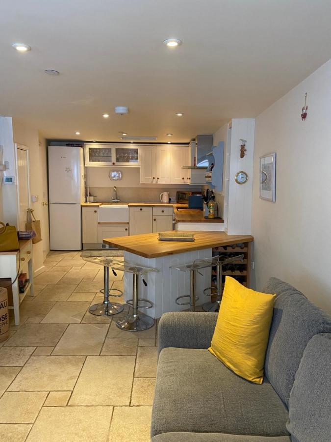 Reduced Rates For Month! Beautiful Cottage, 3 Stories High With Upstairs Courtyard And Set In An Amazing Location! The Fantastic Newly Developed Town Mill With Restaurants And Craft Shops On Your Doorstep Also Only 2 Minutes To The Sea! , Sleeps Сasa de vacaciones *