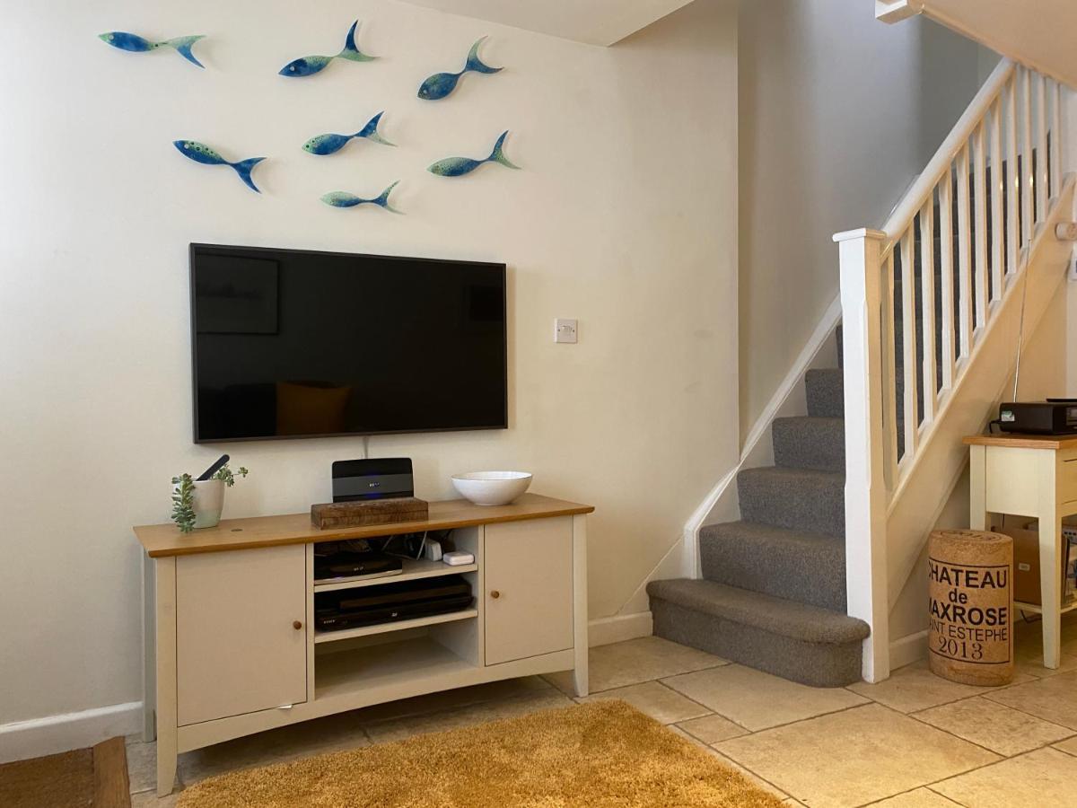 Reduced Rates For Month! Beautiful Cottage, 3 Stories High With Upstairs Courtyard And Set In An Amazing Location! The Fantastic Newly Developed Town Mill With Restaurants And Craft Shops On Your Doorstep Also Only 2 Minutes To The Sea! , Sleeps Сasa de vacaciones Lyme Regis