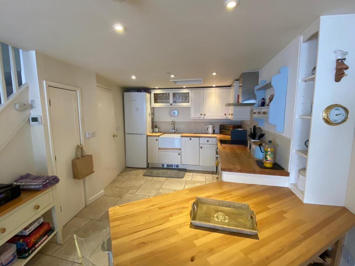 Сasa de vacaciones Reduced Rates For Month! Beautiful Cottage, 3 Stories High With Upstairs Courtyard And Set In An Amazing Location! The Fantastic Newly Developed Town Mill With Restaurants And Craft Shops On Your Doorstep Also Only 2 Minutes To The Sea! , Sleeps *