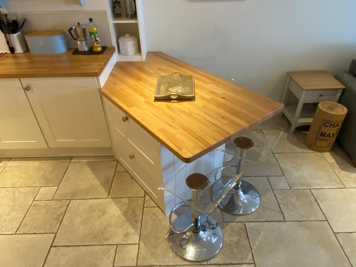 Reduced Rates For Month! Beautiful Cottage, 3 Stories High With Upstairs Courtyard And Set In An Amazing Location! The Fantastic Newly Developed Town Mill With Restaurants And Craft Shops On Your Doorstep Also Only 2 Minutes To The Sea! , Sleeps Сasa de vacaciones *