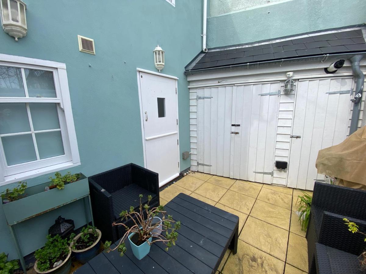 Сasa de vacaciones Reduced Rates For Month! Beautiful Cottage, 3 Stories High With Upstairs Courtyard And Set In An Amazing Location! The Fantastic Newly Developed Town Mill With Restaurants And Craft Shops On Your Doorstep Also Only 2 Minutes To The Sea! , Sleeps