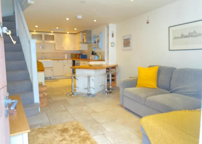 Reduced Rates For This Month! Beautiful Cottage, 3 Stories High With Upstairs Courtyard And Set In An Amazing Location! The Fantastic Newly Developed Town Mill With Restaurants And Craft Shops On Your Doorstep Also Only 2 Minutes To The Sea! , Sleeps